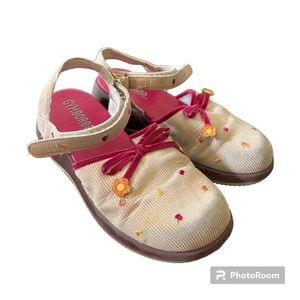 ♦️GYMBOREE: Girl size 12, tan shoes w/pattern & bows & mini wedge, preowned♦️